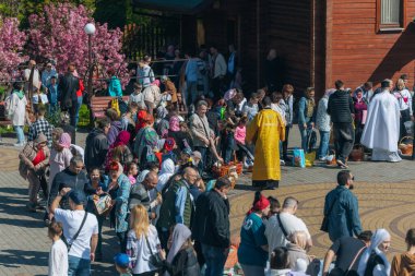 Ortodoks Paskalya ayini sırasında geleneksel Paskalya sepetleri kutsanmıştır. Rahip kilisenin önünde kutsama töreni düzenler. Ortodoks Paskalya Servisi. 