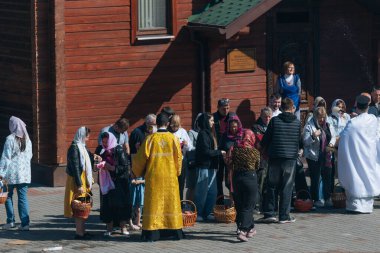 Ortodoks Paskalya ayini sırasında geleneksel Paskalya sepetleri kutsanmıştır. Rahip kilisenin önünde kutsama töreni düzenler. Ortodoks Paskalya Servisi. 