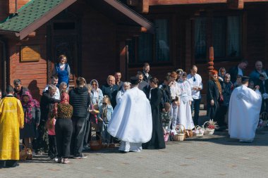 Ortodoks Paskalya ayini sırasında geleneksel Paskalya sepetleri kutsanmıştır. Rahip kilisenin önünde kutsama töreni düzenler. Ortodoks Paskalya Servisi. 