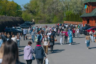 Ortodoks Paskalya ayini sırasında geleneksel Paskalya sepetleri kutsanmıştır. Rahip kilisenin önünde kutsama töreni düzenler. Ortodoks Paskalya Servisi. 