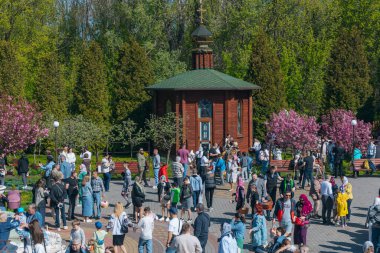 Ortodoks Paskalya ayini sırasında geleneksel Paskalya sepetleri kutsanmıştır. Rahip kilisenin önünde kutsama töreni düzenler. Ortodoks Paskalya Servisi. 