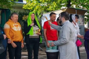 Ortodoks Paskalya ayini sırasında geleneksel Paskalya sepetleri kutsanmıştır. Rahip kilisenin önünde kutsama töreni düzenler. Ortodoks Paskalya Servisi. 