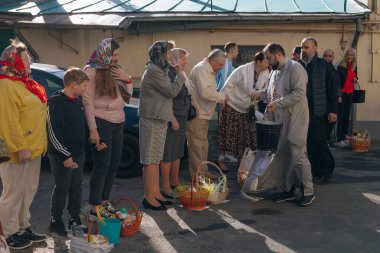 Ortodoks Paskalya ayini sırasında geleneksel Paskalya sepetleri kutsanmıştır. Rahip kilisenin önünde kutsama töreni düzenler. Ortodoks Paskalya Servisi. 