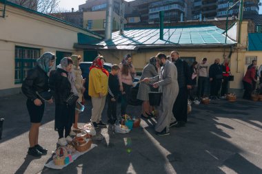 Ortodoks Paskalya ayini sırasında geleneksel Paskalya sepetleri kutsanmıştır. Rahip kilisenin önünde kutsama töreni düzenler. Ortodoks Paskalya Servisi. 