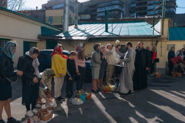 Ortodoks Paskalya ayini sırasında geleneksel Paskalya sepetleri kutsanmıştır. Rahip kilisenin önünde kutsama töreni düzenler. Ortodoks Paskalya Servisi. 
