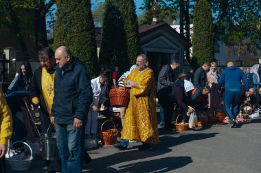 Ortodoks Paskalya ayini sırasında geleneksel Paskalya sepetleri kutsanmıştır. Rahip kilisenin önünde kutsama töreni düzenler. Ortodoks Paskalya Servisi. 