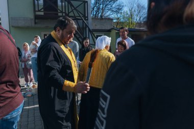 Ortodoks Paskalya ayini sırasında geleneksel Paskalya sepetleri kutsanmıştır. Rahip kilisenin önünde kutsama töreni düzenler. Ortodoks Paskalya Servisi. 