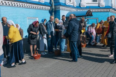 Ortodoks Paskalya ayini sırasında geleneksel Paskalya sepetleri kutsanmıştır. Rahip kilisenin önünde kutsama töreni düzenler. Ortodoks Paskalya Servisi. 