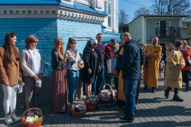 Ortodoks Paskalya ayini sırasında geleneksel Paskalya sepetleri kutsanmıştır. Rahip kilisenin önünde kutsama töreni düzenler. Ortodoks Paskalya Servisi. 