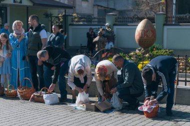 Ortodoks Paskalya ayini sırasında geleneksel Paskalya sepetleri kutsanmıştır. Rahip kilisenin önünde kutsama töreni düzenler. Ortodoks Paskalya Servisi. 