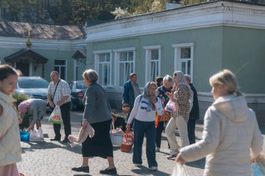 Ortodoks Paskalya ayini sırasında geleneksel Paskalya sepetleri kutsanmıştır. Rahip kilisenin önünde kutsama töreni düzenler. Ortodoks Paskalya Servisi. 