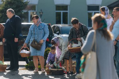 Ortodoks Paskalya ayini sırasında geleneksel Paskalya sepetleri kutsanmıştır. Rahip kilisenin önünde kutsama töreni düzenler. Ortodoks Paskalya Servisi. 