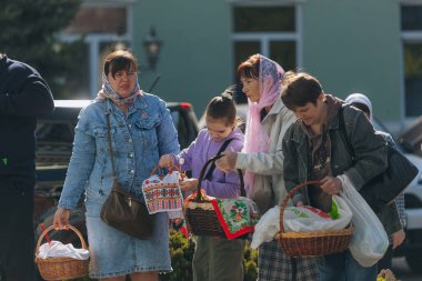 Ortodoks Paskalya ayini sırasında geleneksel Paskalya sepetleri kutsanmıştır. Rahip kilisenin önünde kutsama töreni düzenler. Ortodoks Paskalya Servisi. 
