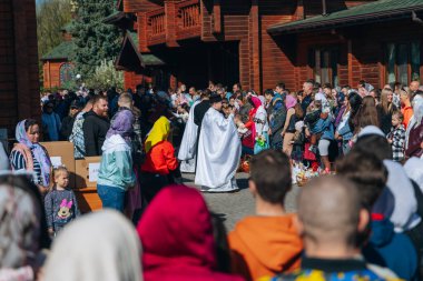 Ortodoks Paskalya ayini sırasında geleneksel Paskalya sepetleri kutsanmıştır. Rahip kilisenin önünde kutsama töreni düzenler. Ortodoks Paskalya Servisi. 