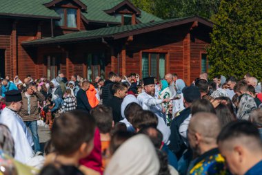 Ortodoks Paskalya ayini sırasında geleneksel Paskalya sepetleri kutsanmıştır. Rahip kilisenin önünde kutsama töreni düzenler. Ortodoks Paskalya Servisi. 