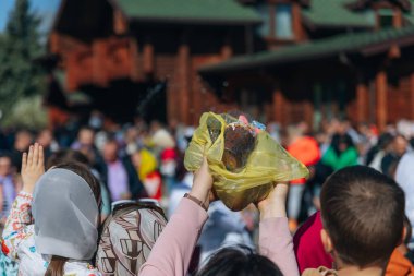 Ortodoks Paskalya ayini sırasında geleneksel Paskalya sepetleri kutsanmıştır. Rahip kilisenin önünde kutsama töreni düzenler. Ortodoks Paskalya Servisi. 