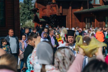 Ortodoks Paskalya ayini sırasında geleneksel Paskalya sepetleri kutsanmıştır. Rahip kilisenin önünde kutsama töreni düzenler. Ortodoks Paskalya Servisi. 