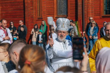 Ortodoks Paskalya ayini sırasında geleneksel Paskalya sepetleri kutsanmıştır. Rahip kilisenin önünde kutsama töreni düzenler. Ortodoks Paskalya Servisi. 
