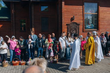 Ortodoks Paskalya ayini sırasında geleneksel Paskalya sepetleri kutsanmıştır. Rahip kilisenin önünde kutsama töreni düzenler. Ortodoks Paskalya Servisi. 