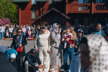Ortodoks Paskalya ayini sırasında geleneksel Paskalya sepetleri kutsanmıştır. Rahip kilisenin önünde kutsama töreni düzenler. Ortodoks Paskalya Servisi. 