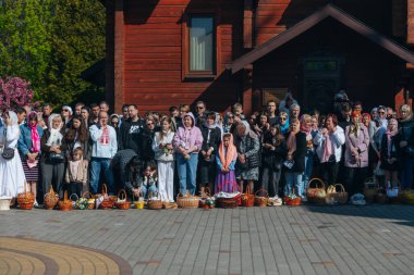 Ortodoks Paskalya ayini sırasında geleneksel Paskalya sepetleri kutsanmıştır. Rahip kilisenin önünde kutsama töreni düzenler. Ortodoks Paskalya Servisi. 