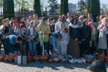 Ortodoks Paskalya ayini sırasında geleneksel Paskalya sepetleri kutsanmıştır. Rahip kilisenin önünde kutsama töreni düzenler. Ortodoks Paskalya Servisi. 