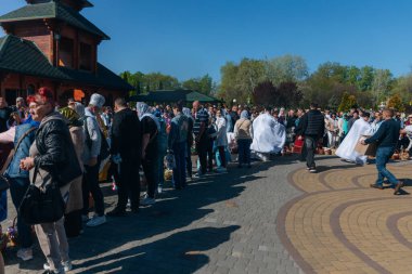Ortodoks Paskalya ayini sırasında geleneksel Paskalya sepetleri kutsanmıştır. Rahip kilisenin önünde kutsama töreni düzenler. Ortodoks Paskalya Servisi. 