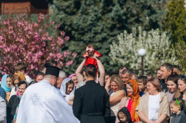 Ortodoks Paskalya ayini sırasında geleneksel Paskalya sepetleri kutsanmıştır. Rahip kilisenin önünde kutsama töreni düzenler. Ortodoks Paskalya Servisi. 