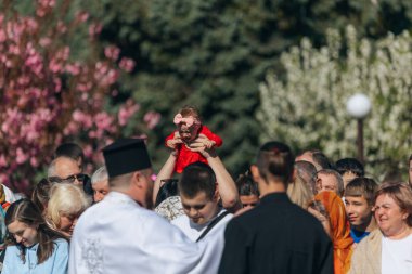 Ortodoks Paskalya ayini sırasında geleneksel Paskalya sepetleri kutsanmıştır. Rahip kilisenin önünde kutsama töreni düzenler. Ortodoks Paskalya Servisi. 