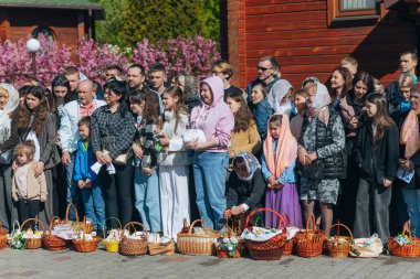Ortodoks Paskalya ayini sırasında geleneksel Paskalya sepetleri kutsanmıştır. Rahip kilisenin önünde kutsama töreni düzenler. Ortodoks Paskalya Servisi. 