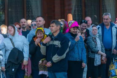 Ortodoks Paskalya ayini sırasında geleneksel Paskalya sepetleri kutsanmıştır. Rahip kilisenin önünde kutsama töreni düzenler. Ortodoks Paskalya Servisi. 