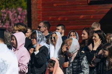 Ortodoks Paskalya ayini sırasında geleneksel Paskalya sepetleri kutsanmıştır. Rahip kilisenin önünde kutsama töreni düzenler. Ortodoks Paskalya Servisi. 