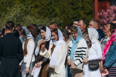 Ortodoks Paskalya ayini sırasında geleneksel Paskalya sepetleri kutsanmıştır. Rahip kilisenin önünde kutsama töreni düzenler. Ortodoks Paskalya Servisi. 