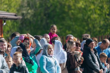 Ortodoks Paskalya ayini sırasında geleneksel Paskalya sepetleri kutsanmıştır. Rahip kilisenin önünde kutsama töreni düzenler. Ortodoks Paskalya Servisi. 