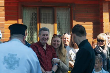 Ortodoks Paskalya ayini sırasında geleneksel Paskalya sepetleri kutsanmıştır. Rahip kilisenin önünde kutsama töreni düzenler. Ortodoks Paskalya Servisi. 