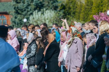 Ortodoks Paskalya ayini sırasında geleneksel Paskalya sepetleri kutsanmıştır. Rahip kilisenin önünde kutsama töreni düzenler. Ortodoks Paskalya Servisi. 