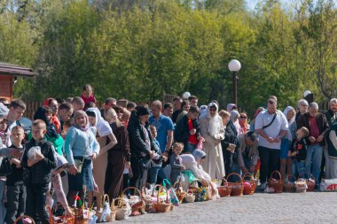 Ortodoks Paskalya ayini sırasında geleneksel Paskalya sepetleri kutsanmıştır. Rahip kilisenin önünde kutsama töreni düzenler. Ortodoks Paskalya Servisi. 