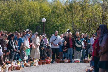 Ortodoks Paskalya ayini sırasında geleneksel Paskalya sepetleri kutsanmıştır. Rahip kilisenin önünde kutsama töreni düzenler. Ortodoks Paskalya Servisi. 