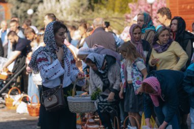 Ortodoks Paskalya ayini sırasında geleneksel Paskalya sepetleri kutsanmıştır. Rahip kilisenin önünde kutsama töreni düzenler. Ortodoks Paskalya Servisi. 