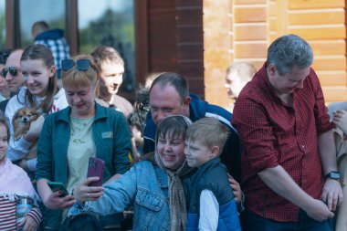 Ortodoks Paskalya ayini sırasında geleneksel Paskalya sepetleri kutsanmıştır. Rahip kilisenin önünde kutsama töreni düzenler. Ortodoks Paskalya Servisi. 