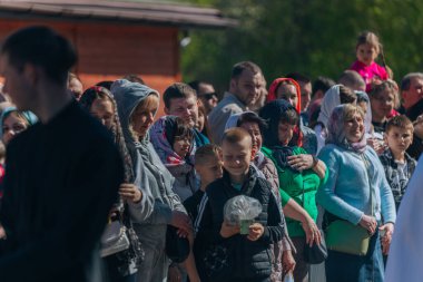 Ortodoks Paskalya ayini sırasında geleneksel Paskalya sepetleri kutsanmıştır. Rahip kilisenin önünde kutsama töreni düzenler. Ortodoks Paskalya Servisi. 