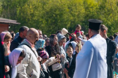 Ortodoks Paskalya ayini sırasında geleneksel Paskalya sepetleri kutsanmıştır. Rahip kilisenin önünde kutsama töreni düzenler. Ortodoks Paskalya Servisi. 