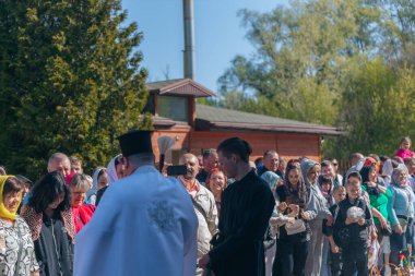 Ortodoks Paskalya ayini sırasında geleneksel Paskalya sepetleri kutsanmıştır. Rahip kilisenin önünde kutsama töreni düzenler. Ortodoks Paskalya Servisi. 