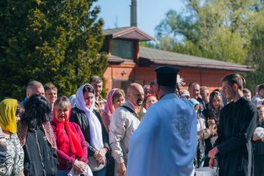 Ortodoks Paskalya ayini sırasında geleneksel Paskalya sepetleri kutsanmıştır. Rahip kilisenin önünde kutsama töreni düzenler. Ortodoks Paskalya Servisi. 