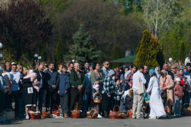 Ortodoks Paskalya ayini sırasında geleneksel Paskalya sepetleri kutsanmıştır. Rahip kilisenin önünde kutsama töreni düzenler. Ortodoks Paskalya Servisi. 