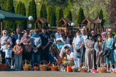 Ortodoks Paskalya ayini sırasında geleneksel Paskalya sepetleri kutsanmıştır. Rahip kilisenin önünde kutsama töreni düzenler. Ortodoks Paskalya Servisi. 