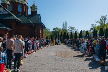 Ortodoks Paskalya ayini sırasında geleneksel Paskalya sepetleri kutsanmıştır. Rahip kilisenin önünde kutsama töreni düzenler. Ortodoks Paskalya Servisi. 