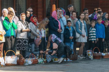 Ortodoks Paskalya ayini sırasında geleneksel Paskalya sepetleri kutsanmıştır. Rahip kilisenin önünde kutsama töreni düzenler. Ortodoks Paskalya Servisi. 