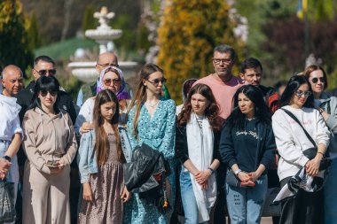 Ortodoks Paskalya ayini sırasında geleneksel Paskalya sepetleri kutsanmıştır. Rahip kilisenin önünde kutsama töreni düzenler. Ortodoks Paskalya Servisi. 