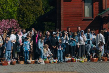 Ortodoks Paskalya ayini sırasında geleneksel Paskalya sepetleri kutsanmıştır. Rahip kilisenin önünde kutsama töreni düzenler. Ortodoks Paskalya Servisi. 